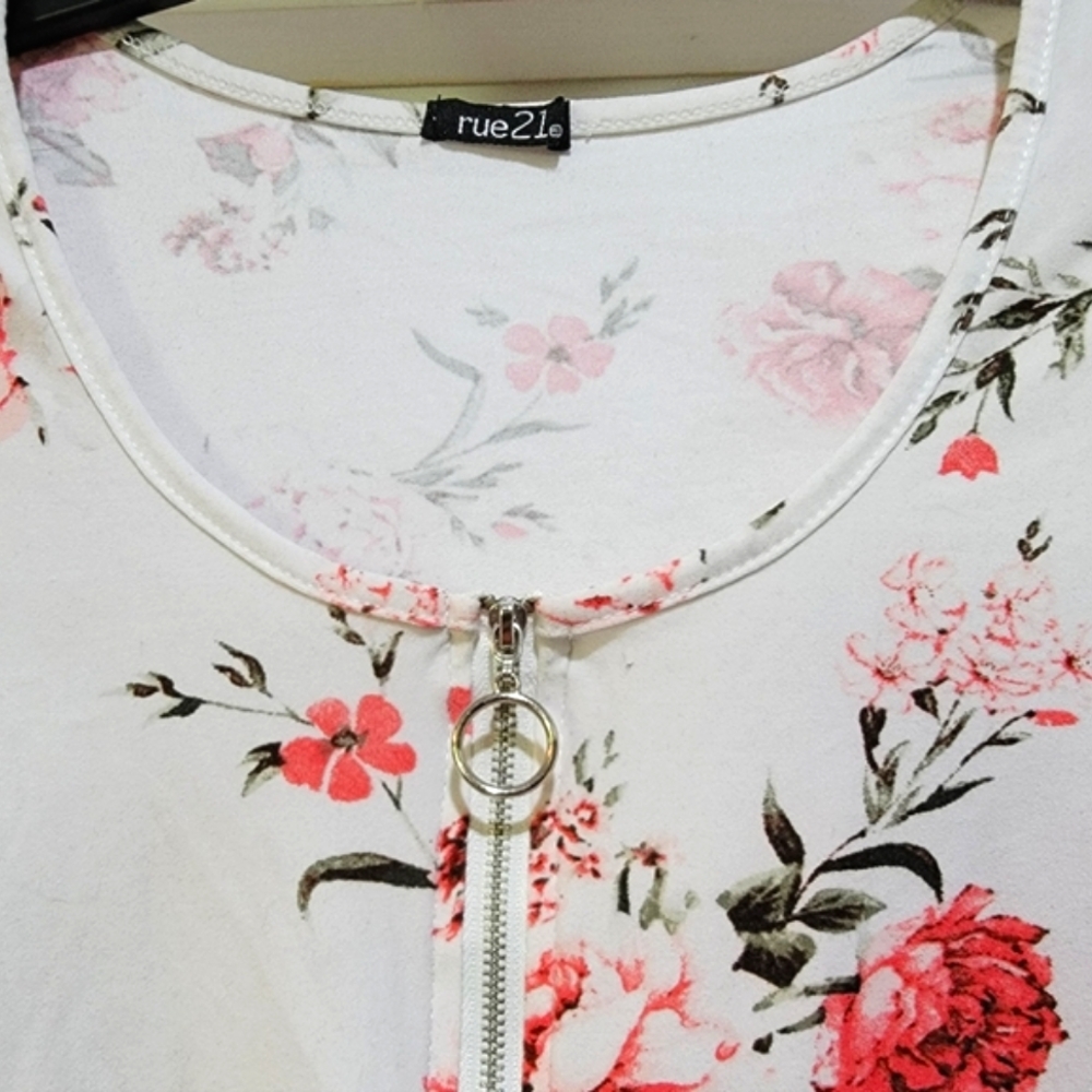 Rue 21 Junior Long Sleeve Crop Top. Size Small. EUC - Picture 2 of 11